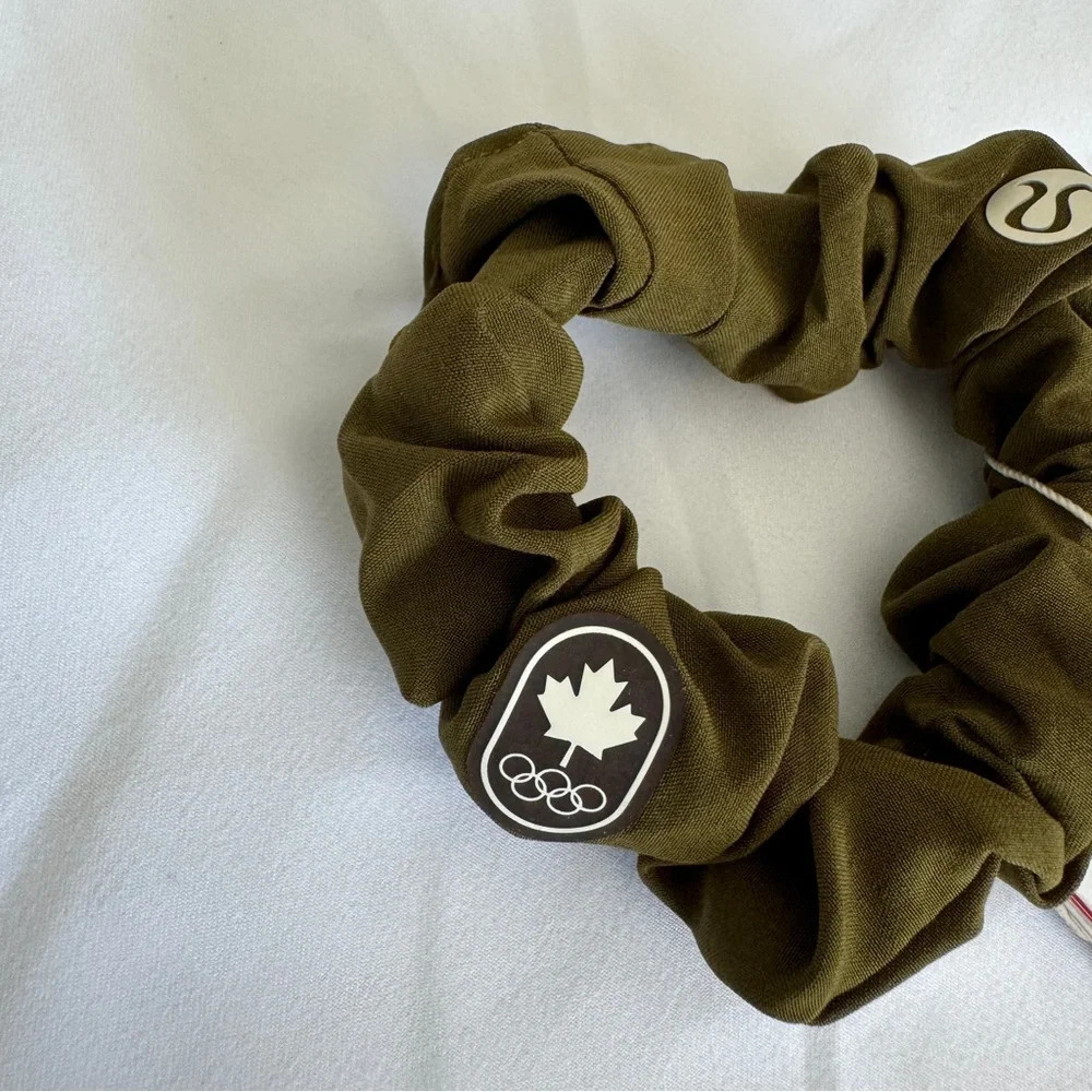 ๐๐จ๐ฆ LAST ONE Lululemon Uplifting Scrunchie Team Canada Moss Green - Picture 3 of 4